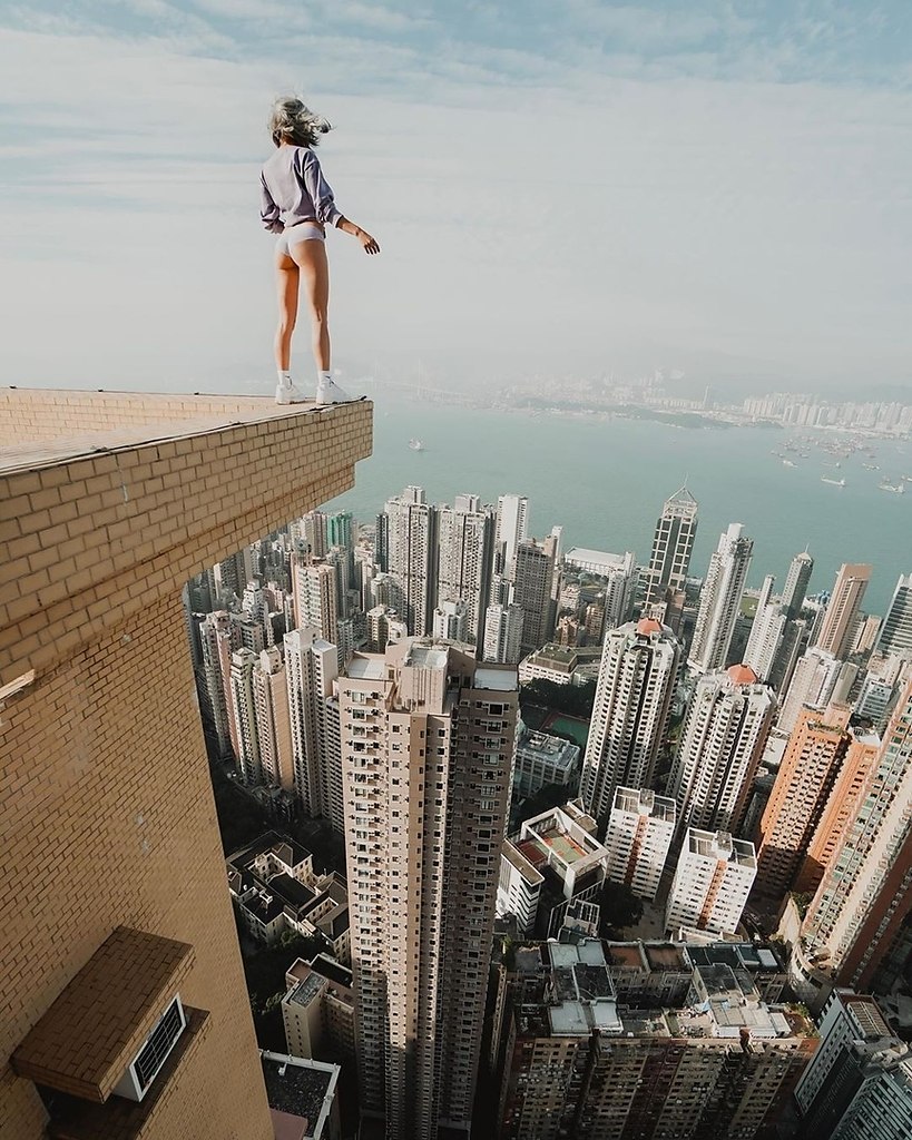 Тони курц альпинист. Мужчина и женщина между ними дверь. Ссора между мужчиной и женщиной. Любовь отношения. Мужчина и женщина коллеги.