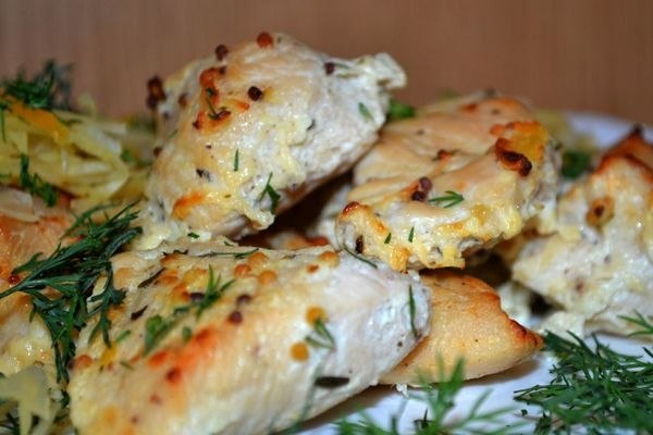 Тушеная куриная грудка в кефире.На 100гр. продукта:Ккал: 85,7Белки: 13,7 гр.Углеводы: 1,4 гр.Жиры: ...