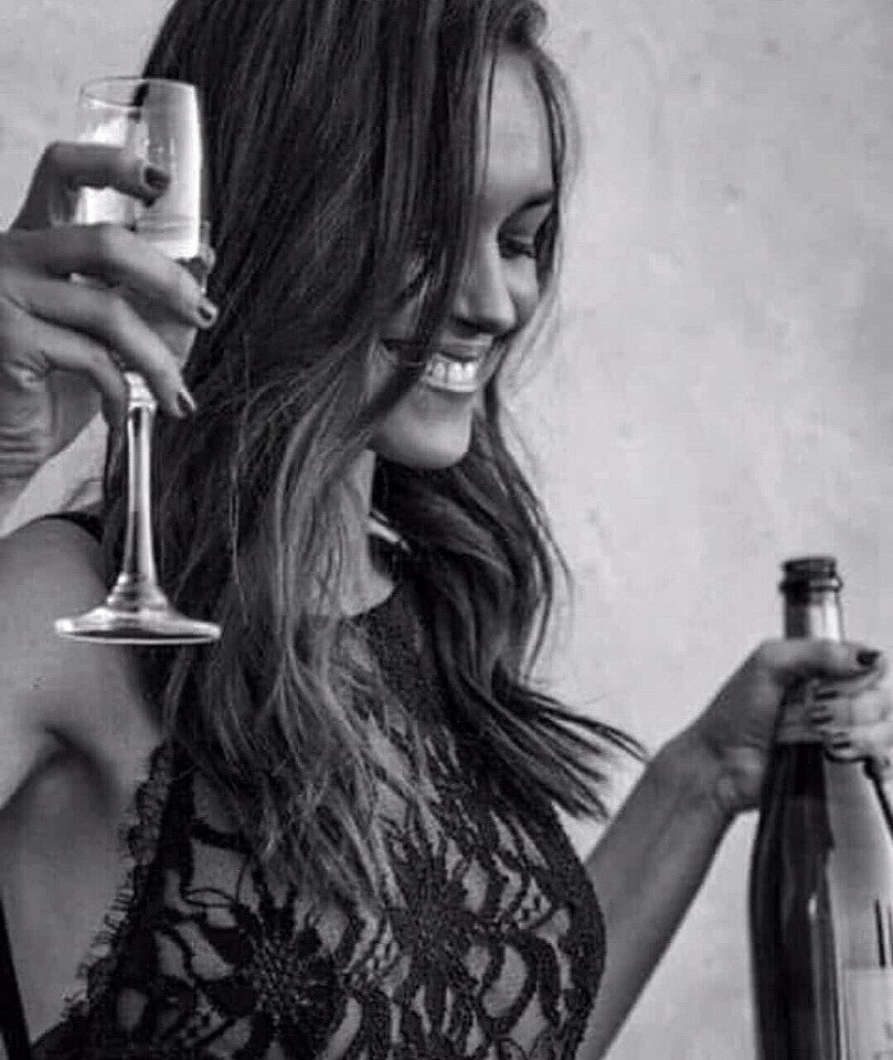 Девушка пьет шампанское. Девушка с шампанским. Красивые девушки с шампанским. Фотосессия с шампанским. Красивая женщина с шампанским.