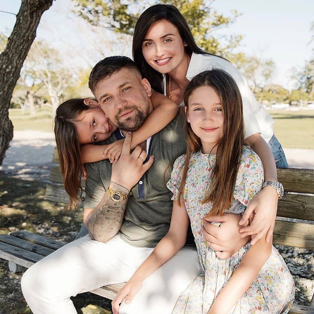 Семья как живут супруги. Семья как живут супруги. Мужчина с семьей. Семейное счастье. Семья вакуленко баста.