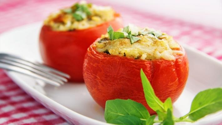 Помидоры, фаршированные куриным филе и овощами. * на 100 грамм - 75.41 ккал * Б/Ж/У - 8.35/2.05/5.51 ...