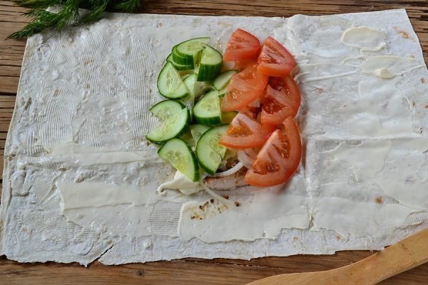 Домашняя шаурма с курицей.Ингредиенты:Куриная грудка — 300 гСоевый соус — 2 ст. л.Чеснок — 2 ... - 4