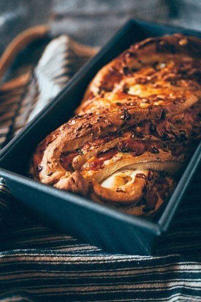 Скрученный домашний хлеб с сыром и зеленью. Мягкий домашний хлеб с тягучим сыром и ароматной ... - 9