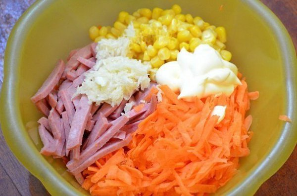 Салат с копченой колбасой и морковью. Салатом с копченой колбасой и морковью впервые угостила меня ... - 4