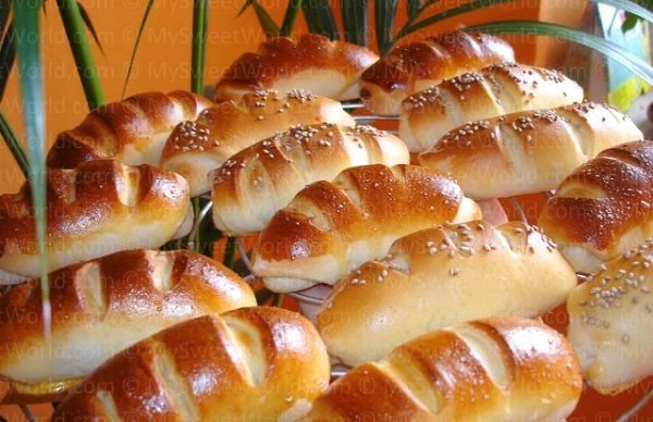 Кифле.Кифле - это такие булочки-рогалики, из невероятно вкусного сдобного теста с сыром. Родина этих ...