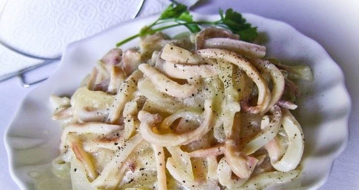 Кальмары тушеные в сметане.Ингредиенты:Кальмар свежий 500грСметана 15% 3-4ст.лСоль, ...
