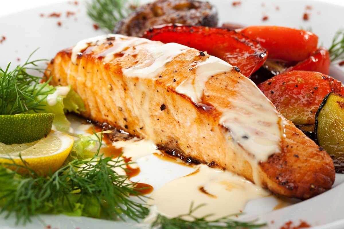 Белая рыба с соусом и овощами: низкокалорийно и вкусно .на 100грамм - 72.98 ккалБ/Ж/У - ...
