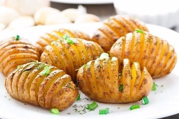 ТОП-6 простых, но очень вкусных блюд из картофеля.1. КАРТОШКА-ГАРМОШКАИнгредиенты: 5-6 клубней ...