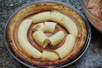 ТОРТ С БАНАНАМИ И ШОКОЛАДНЫМ МУССОМ.Ингредиенты:Для теста:- Сливочное масло — 125 г- Мука — 250 г- ... - 4