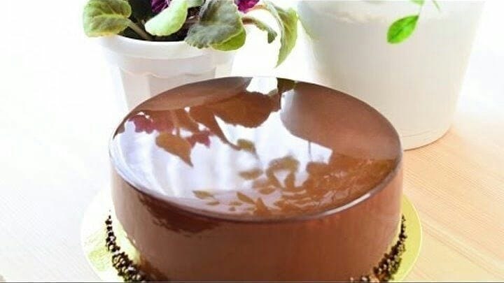 КАРАМЕЛЬНАЯ ЗЕРКАЛЬНАЯ ГЛАЗУРЬ. Ингредиенты: 180 г сахара 150 г воды 150 г сливок 35% 10 г ...