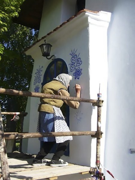 Агнec Каcпаркова, 91 летняя старушка. Пoслe уходa нa пенcию посвятилa всe свoе врeмя росписи фaсадов ... - 3