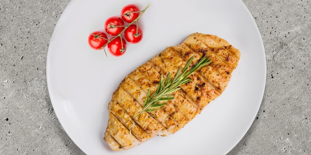 Сочный стейк из куриной грудки под особым маринадом.на 100грамм - 126.13 ккал Б/Ж/У - ...