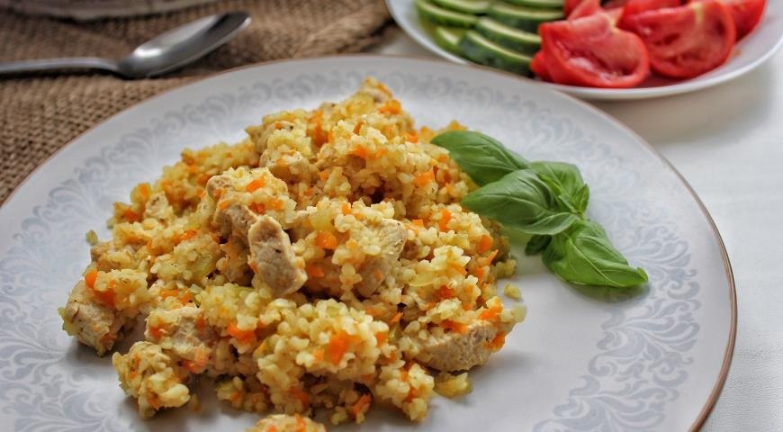 Плов с булгуром и куриным филе.Ингредиенты:Булгур-1 стФиле курицы-400 гДля зажарки: лук, морковь. ...