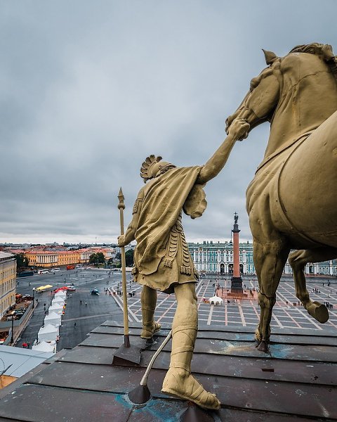 Дворцовая площадь в Санкт Петербурге кони