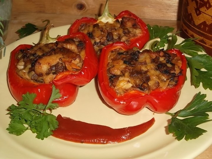 Перец фаршированный с сыром,курицей и грибами.Ингредиенты:-3 средних перца-1 куриное бедро(или ...