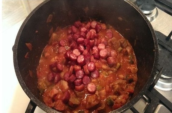 Солянка мясная для ленивых.Ингредиенты:Телятина 600 гГрудинка копчёная 250 гОливковое масло 50 млЛук ... - 4