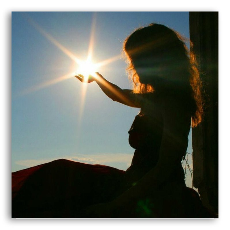 Включи душе свет. Девушка и солнце. Девушка в солнечных лучах. Девушка в лучах солнца. Солнце в руках.