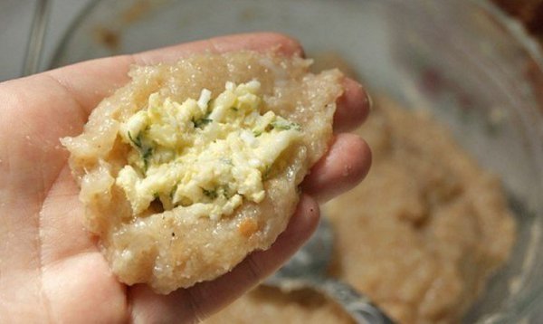 Котлеты с очень вкусной начинкой! Ингредиенты: Для фарша: - 500 куриного фарша - 1 луковица - 1-2 ... - 5