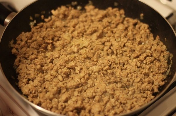 Кулебяка с мясом.Ингредиенты:Мука — 500 гМолоко — 250 млСахар — 1 ст. л.Дрожжи — 5 гСвинина — 500 ... - 7