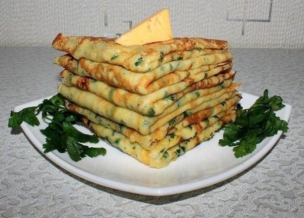 Cырные блинчики с петрушкой.Ингредиенты:мука - 1 ст.молоко коровье - 1.5 стсыр (твердый) - 150 гяйца ...