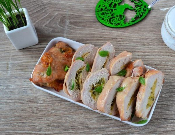 Куриные кармашки со шпинатом и чесноком.Ингредиенты:Куриное филе — 400 гСыр твердый — 50 гШпинат — ...