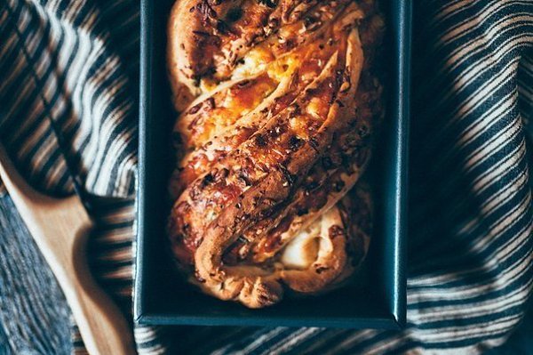 Скрученный домашний хлеб с сыром и зеленью. Мягкий домашний хлеб с тягучим сыром и ароматной ...