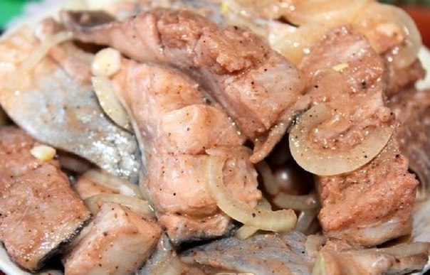 СЕЛЕДКА ПО-КОРЕЙСКИ.Ингредиенты сельдь: 2шт (замороженные или свежие) лук: 4шт перец черный молотый: ...