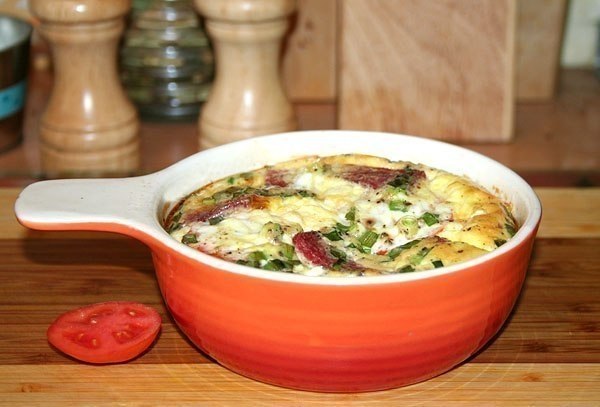 Пышный омлет с помидорами, салями и зелёным луком.Ещё один вариант вкусного завтрака.Омлет ...