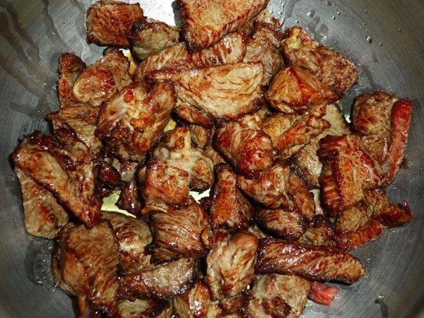 Азу по-татарски.Ингредиенты:Мясо 150-150 г,масла топленого – 15 г,томат-пюре – 15 г,огурцов соленых ... - 3