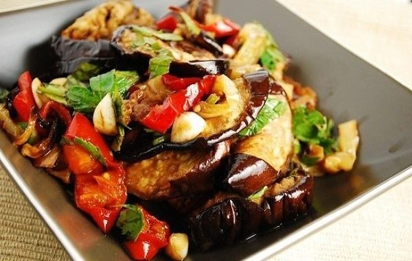 Тёплый салат с курицей и баклажанами .на 100 грамм - 114.037 ккалБ/Ж/У - ...