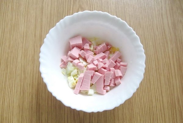 Простой салат с помидорами, горошком и сыром.Ингредиенты:Колбаса вареная — 150 гЯйцо куриное — 3 ... - 3