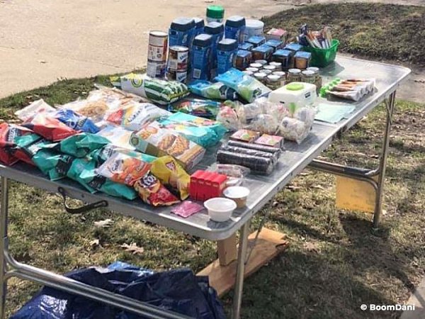 Семья в США поставила столики, на которые выложила продукты для тех, кто попал в сложное положение, ... - 2