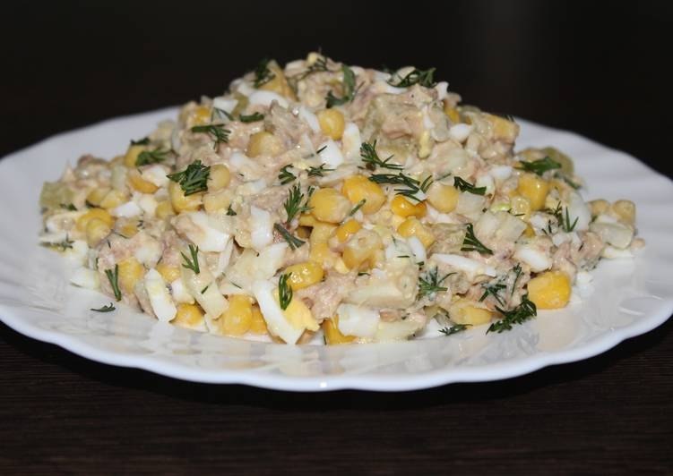 Салат с тунцом и кукурузой.1 баночка консервированного тунца(в собственном соку) 5 перьев зелёного ...
