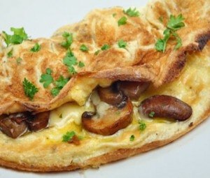 Омлет с грибами, помидорами и сыром! Идеально на завтрак! Ингредиенты: Шампиньоны – несколько штук ...