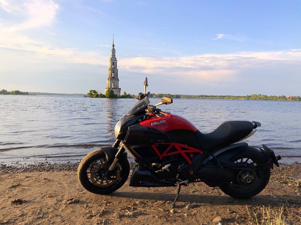 .Ducati diavel 201124500      850   