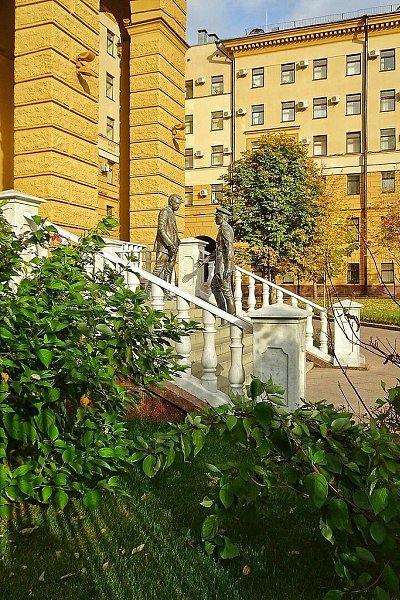 Москва Петровка 38 . Глеб Жеглов и Володя Шарапов на ступенях ГУ МВД России по городу Москве