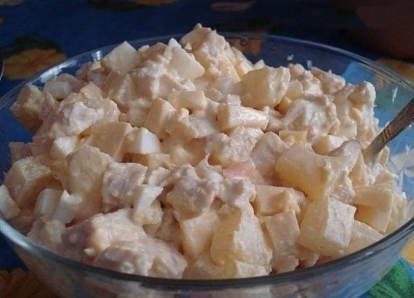 Салат с ананасами и курицей.Ингредиенты:Консервированные ананасы (1 банка)Яйца (4 шт.)Куриное филе ...