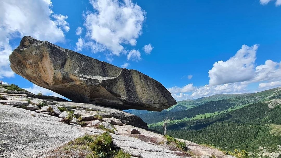 Висячий камень фото туристов