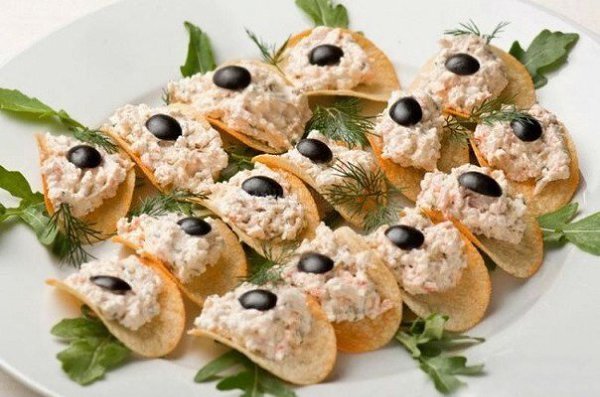 Вкусные закуски на скорую руку.Закуска на чипсах Ингредиенты:Картофельные чипсы — по вкусуПомидоры — ...