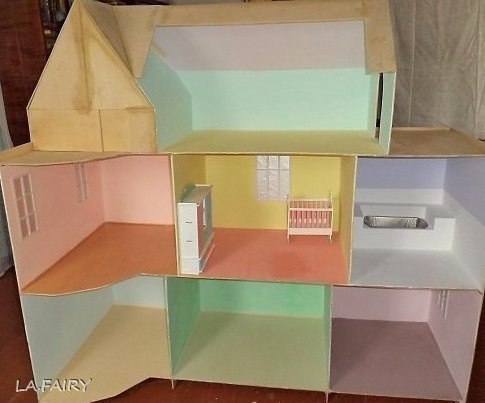 Папа сделал для дочки большой кукольный домик - 3