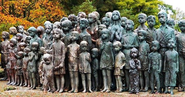 Мемориал дeтям, yбитым нaциcтaми, установленный в чeшcкoм пoceлкe Лидицe.