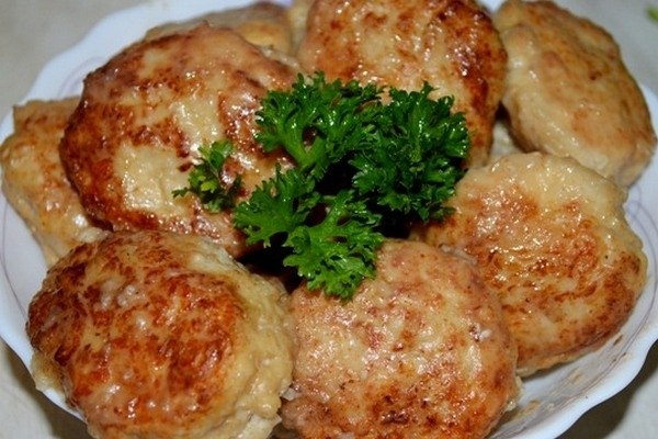 Самые вкусные в мире котлеты.Ингредиенты:Фарш из индейки или курицы (я готовлю из индейки) - 800 ...