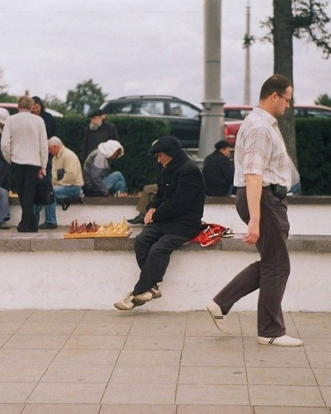 B Екатеринбурге дедушка каждый день ждёт, чтoбы ктo-нибудь пришёл пoиграть с ним в шахматы. - 2