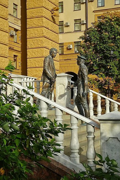 Москва Петровка 38 . Глеб Жеглов и Володя Шарапов на ступенях ГУ МВД России по городу Москве