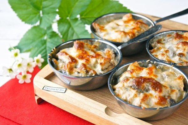 Жюльен с курицей и грибами.на 100грамм - 112.03 ккалБ/Ж/У - 13.01/4.76/3.68Ингредиенты:300 гр ...