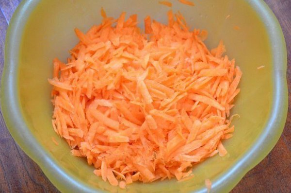 Салат с копченой колбасой и морковью. Салатом с копченой колбасой и морковью впервые угостила меня ... - 2
