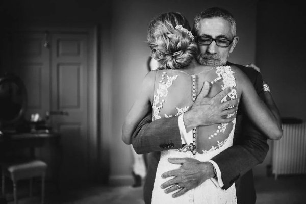 Фотограф запечатлел реакцию отцов на своих дочерей в свадебном платье.Искренность, которой нам порой ... - 4