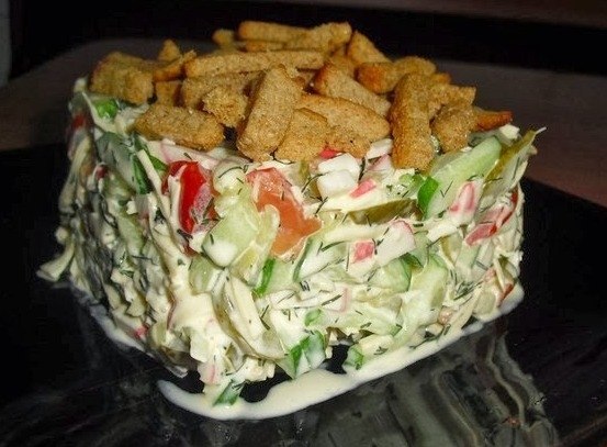 Салат с сухариками