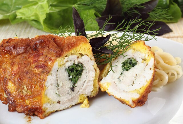 Рулет из куриной грудки с начинкой.Продукты:800 грамм куриного филе300 грамм шампиньонов200 грамм ...