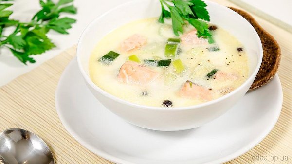 Уха из форели по-фински.110 ккал на 100 гКартофель 5 штукФорель 700 гСливки 20%-ные 500 млРепчатый ...